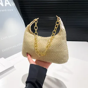 Minimalistische beige geweven schoudertas met gouden ketting voor de strandvakantie