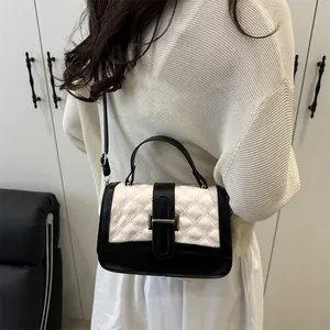 Sac à main bicolore matelassé pour femme avec bandoulière et poignée supérieure