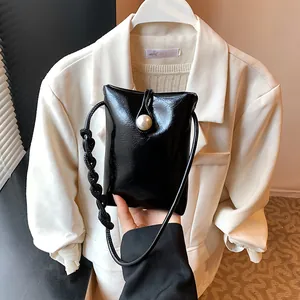 Mini sac bandoulière de téléphone en cuir verni noir avec perle et sangle tissée