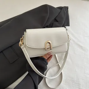 Elegante crèmewitte vierkante crossbodytas met gouden metalen gesp en schouderband
