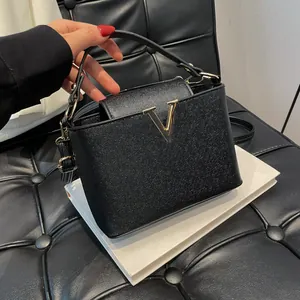 Elegante PU Leren Crossbody Tas Voor Vrouwen Mode Metalen V-Gesp Handtas All-Match Niche Design Vierkante Schoudertas