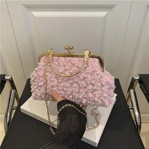 Borsa da sera rosa con fiori 3D, perle, manico dorato e tracolla a catena