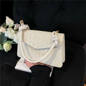 Sac bandoulière tissé beige minimaliste avec poignée corde et détails dorés