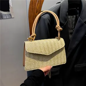 Sac bandoulière enveloppe tissé élégant avec poignées à nœuds et chaîne pour femme