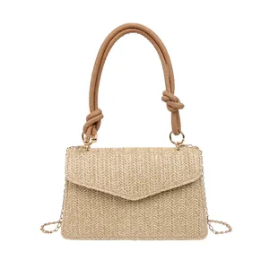 Sac bandoulière minimaliste en paille tressée avec poignée en cuir marron et chaîne dorée