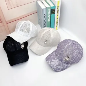 Casquettes de baseball en dentelle avec ours en strass et perles en blanc, noir et beige