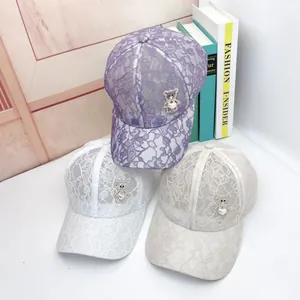 Casquettes de baseball en dentelle avec ours en strass et détail de perle en cœur
