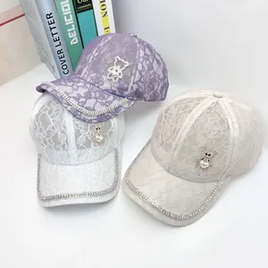Détails de casquettes en dentelle avec bord en strass et breloques d'ours en métal