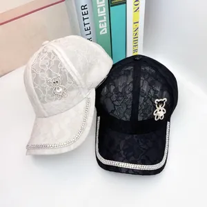 Casquette de baseball en dentelle pour femme avec breloque ours en strass et bord orné