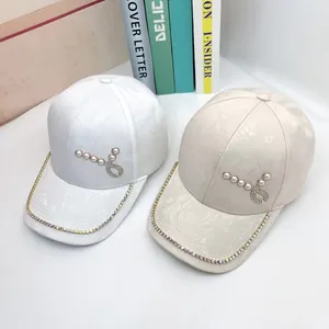 Berretti da baseball floreali con perle e strass nei colori bianco e beige chiaro
