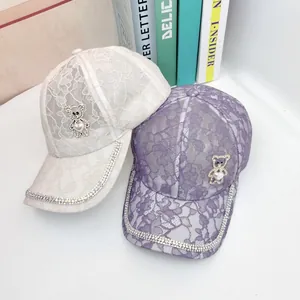 Texture de dentelle détaillée et garniture de strass sur casquettes de baseball femme