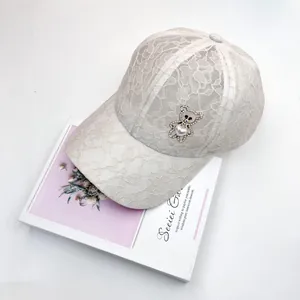 Casquette de baseball en dentelle beige élégante avec ours en strass et perle en cœur