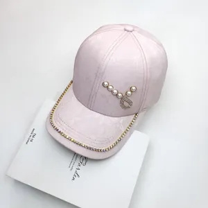 Berretto da baseball in jacquard rosa con fibbia di perle e bordo in strass
