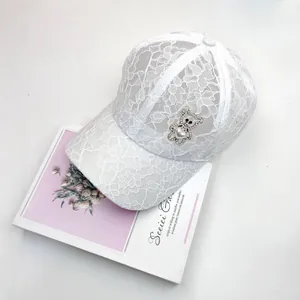 Vue détaillée de la texture dentelle blanche et décoration ours avec perle de cœur