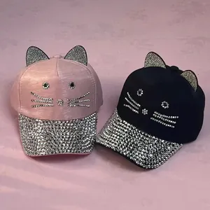 Cappellini da baseball rosa e neri con orecchie da gatto e motivi scintillanti in strass