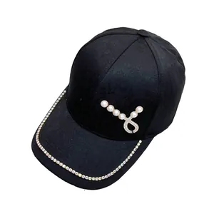 Berretto da baseball jacquard nero da donna con croce di perle e bordo in strass