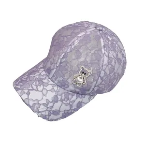 Casquette d'été violette avec motifs dentelle, ours strass et détail perle de cœur