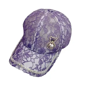 Casquette de baseball en dentelle violette avec ours en strass et bord en cristal