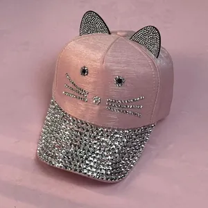 Berretto da baseball rosa con orecchie da gatto, strass e visiera decorata di cristalli