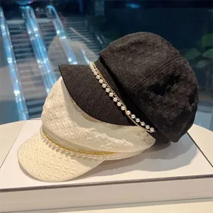 Casquette gavroche chic avec chaîne de perles en noir et beige texture jacquard