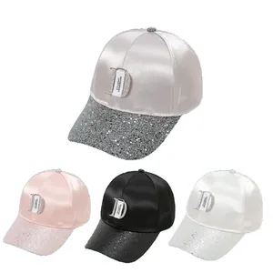 Détail de casquettes en satin avec logo D en strass et visière pailletée en 4 coloris
