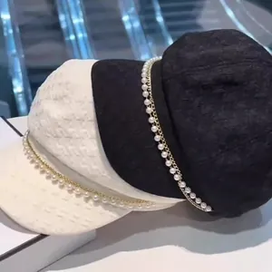Détails de casquettes gavroche en tweed avec perles élégantes et chaînes dorées