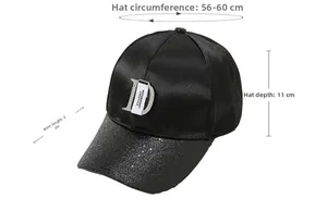 Détail du logo D en strass sur casquette en satin avec dimensions de taille