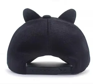 Vista posteriore del berretto in cotone nero con orecchie di gatto 3D e cinturino regolabile