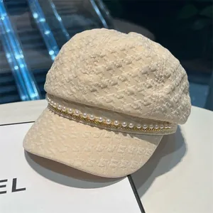 Casquette gavroche beige élégante avec chaîne dorée, perles et motif pied-de-poule