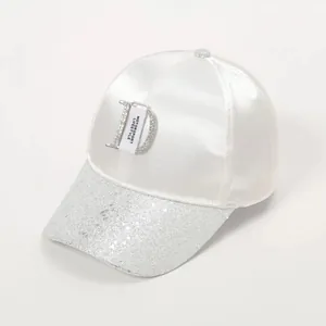 Casquette de baseball en satin blanc avec visière pailletée argentée et logo D