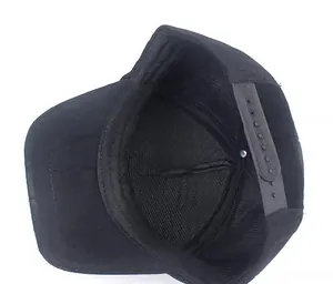 Dettaglio dell'interno del berretto da baseball nero con chiusura snapback regolabile