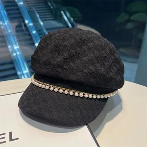 Béret noir texturé élégant avec chaîne en perles de luxe et forme octogonale tendance