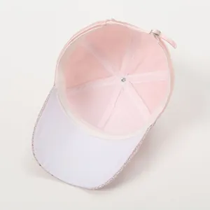 Détails de l'intérieur d'une casquette rose avec coutures renforcées et boucle en métal