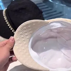 Détail de la doublure intérieure et de la chaîne de perles de ces baisers de mode féminine