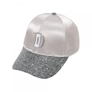 Casquette de baseball en satin argenté avec logo D en strass et visière pailletée