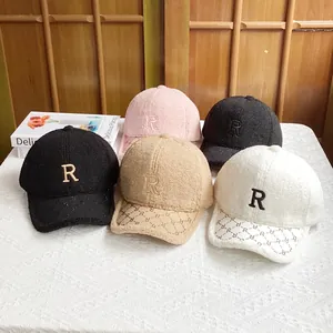 Gorras de béisbol de lana sherpa con letra R bordada en negro, rosa, gris y blanco