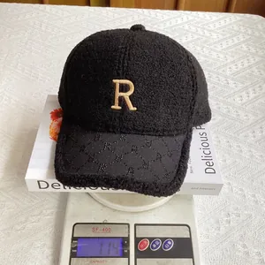 Medición detallada del peso de 114g para la gorra de lana de cordero con pedrería y letra R