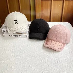 Gorras de béisbol de lana de cordero de invierno con la letra R bordada negro y rosa