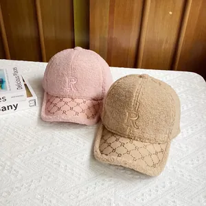 Gorras de béisbol de lana de cordero con bordado R en rosa y caqui
