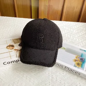 Primer plano de gorra de béisbol negra de forro polar con bordado R y brillantes strass