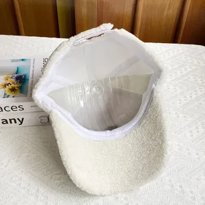 Detalle del interior de gorra blanca de sherpa con correa de velcro y forro interno