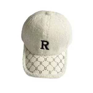 Gorra de invierno de lana de cordero beige con bordado R de diamantes y visera brillante
