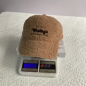 Casquette de baseball en polaire sherpa marron pesant 105g sur une balance