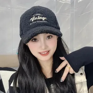 Gros plan d'une casquette de baseball noire en polaire teddy avec broderie vintage