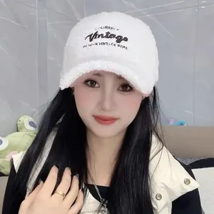 Détail d'une casquette blanche en polaire avec broderie Vintage pour automne-hiver