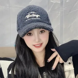 Gros plan détaillé de la casquette baseball en polaire grise avec broderie vintage
