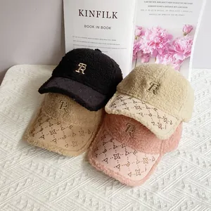 Berretto da Baseball in Finta Lana di Agnello da Donna Invernale Caldo Cappello in Pile Teddy con Logo Lettera R in Strass