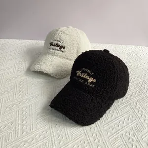 Casquette de baseball en polaire avec broderie de lettres en noir et beige pour l'hiver