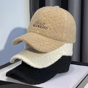 Winter baseballpet van imitatie kasjmier met HELLO WEEKEND borduursel in drie kleuren