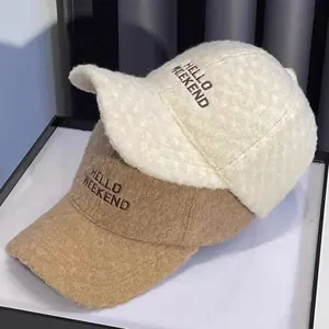 Pluche baseballcaps van imitatiekasjmier met HELLO WEEKEND borduursel in crème en camel